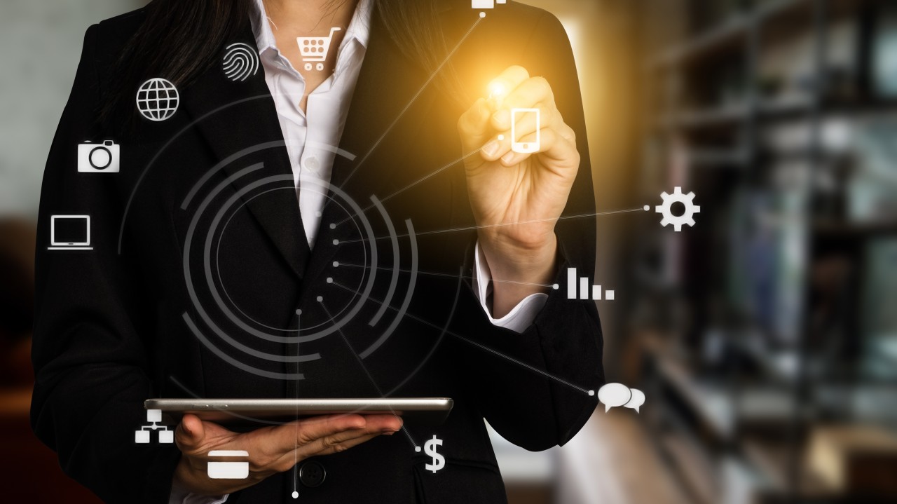 Competencias digitales. Una persona sujetando una tablet