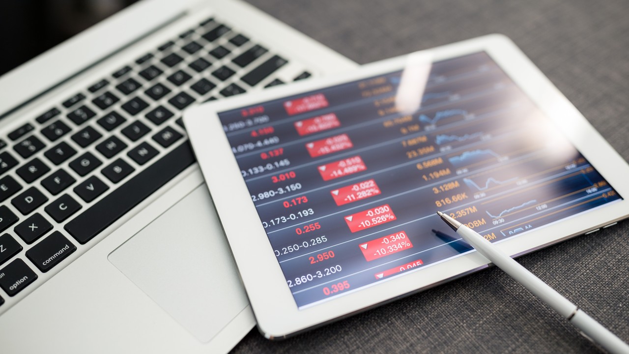 ADMINISTRACIÓN Y FINANZAS. Una tablet con gráficas de finanzas en pantalla