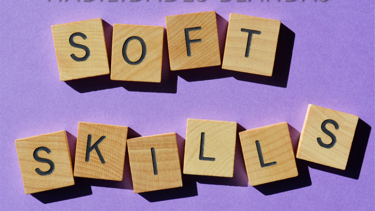 habilidades blandas. Bloques de madera que forman las palabras "soft skills" sobre un fondo morado