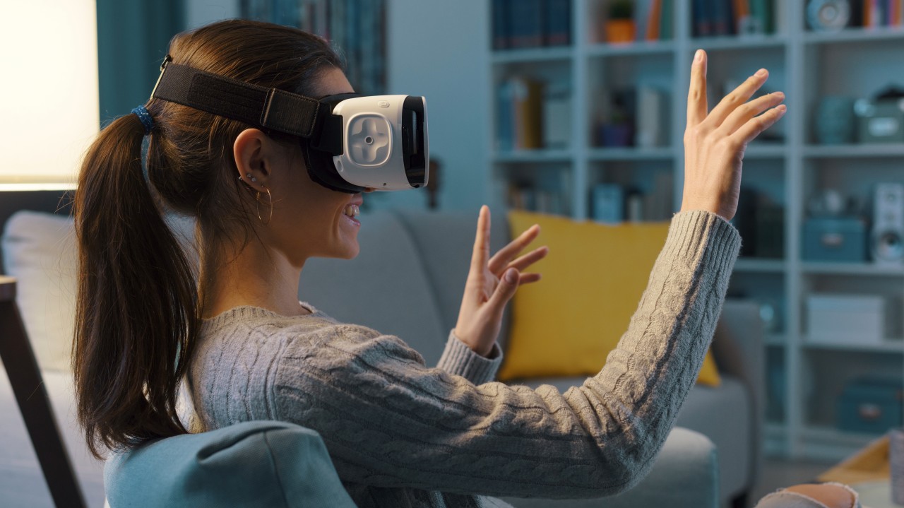 Una mujer utilizando unas gafas de Realidad Virtual