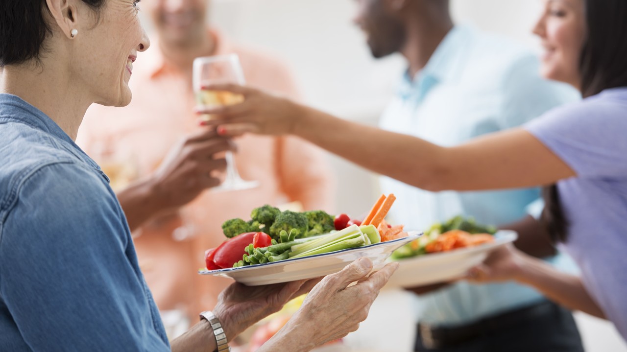 nutrición. Un grupo de gente comiendo comida saludable
